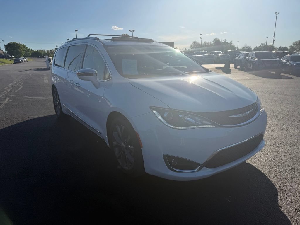 Used 2018 Chrysler Pacifica Limited w/ Tire & Wheel Group FWD image 2