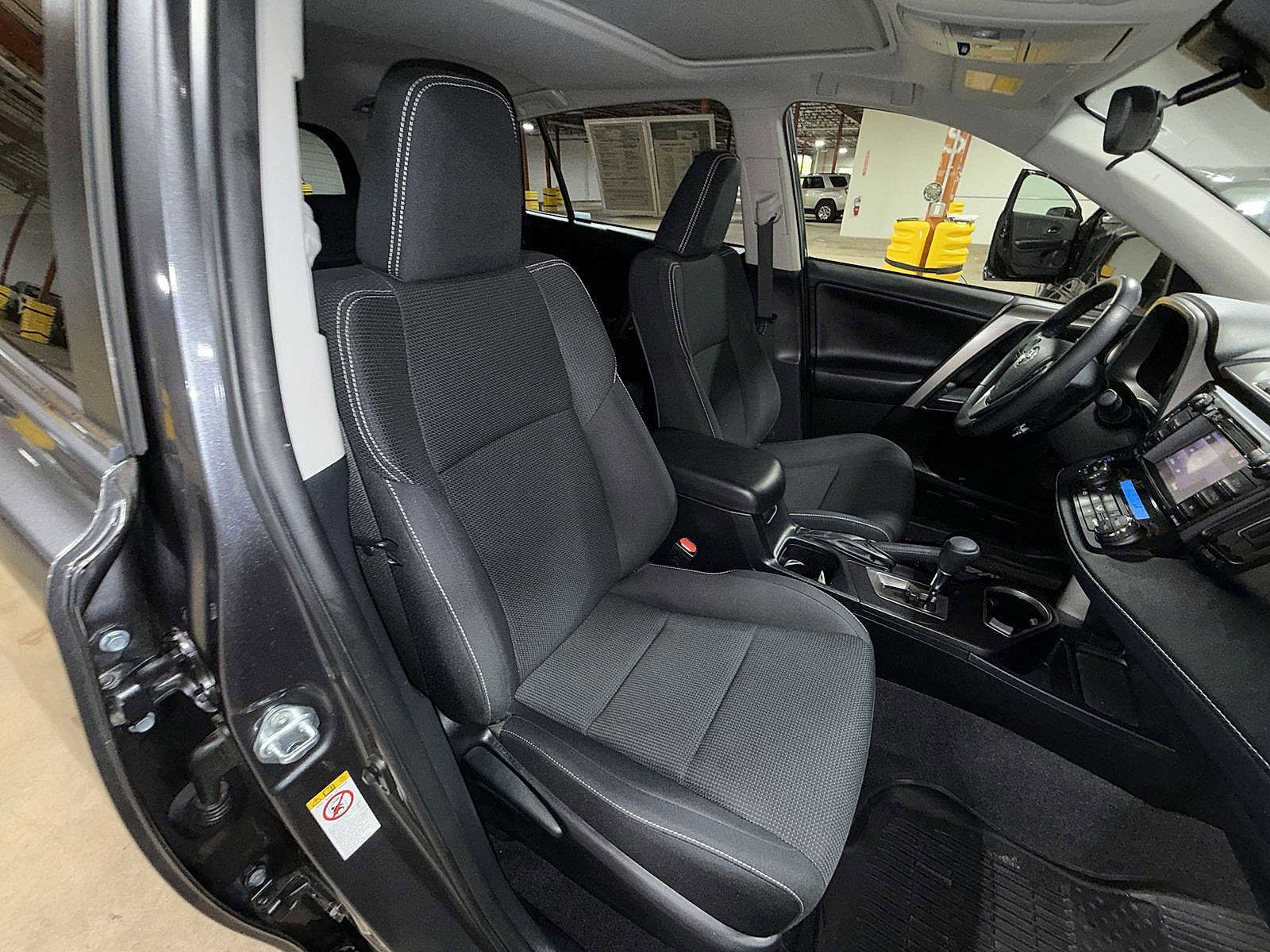 Used 2018 Toyota RAV4 XLE AWD/4WD image 15