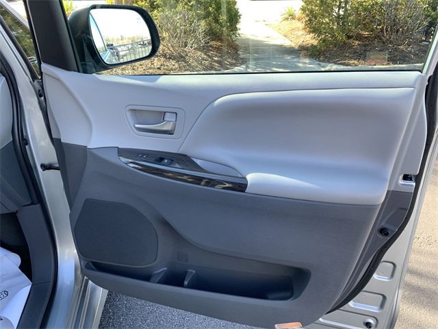 Used 2020 Toyota Sienna Limited image 13