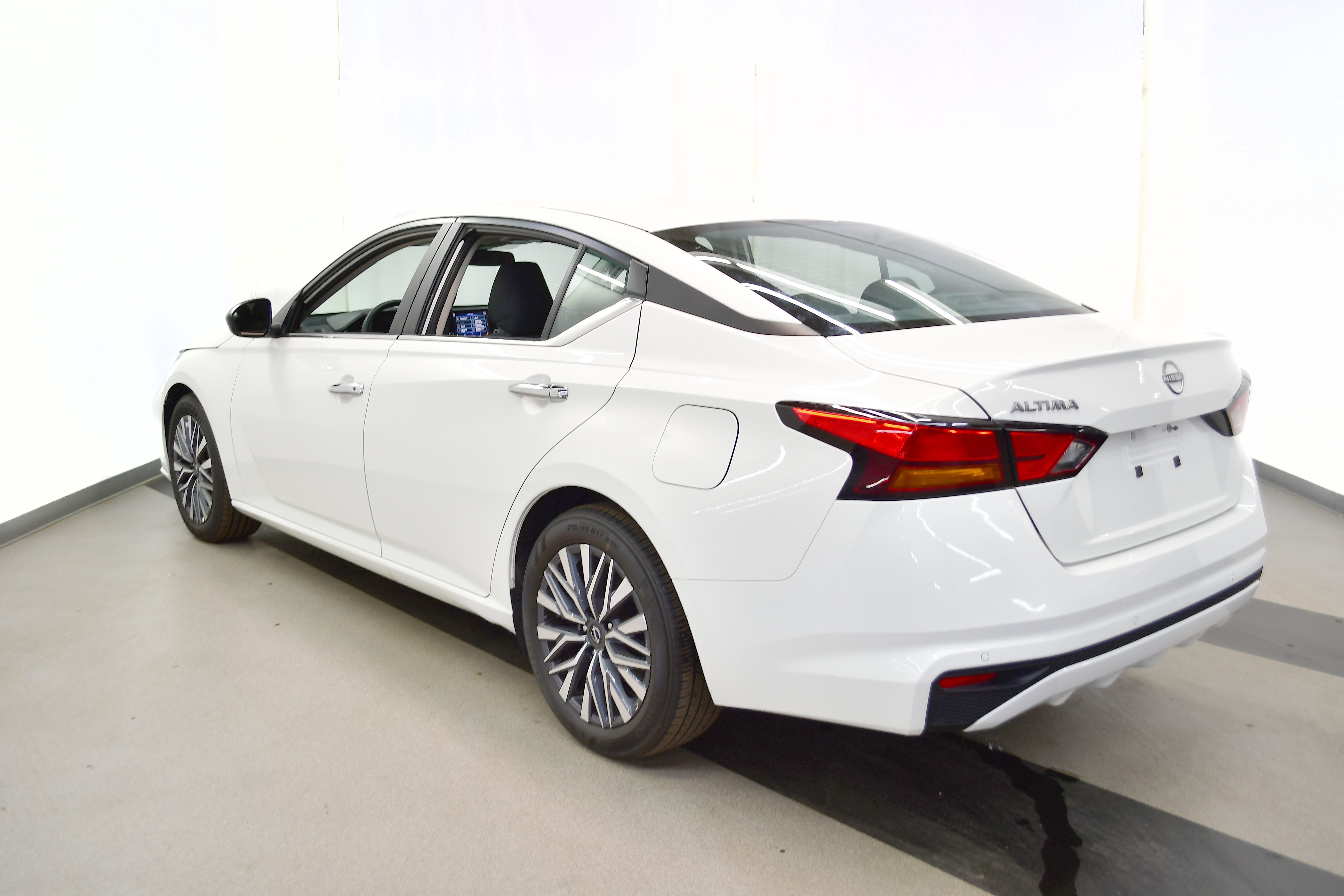 Used 2025 Nissan Altima 2.5 SV image 5
