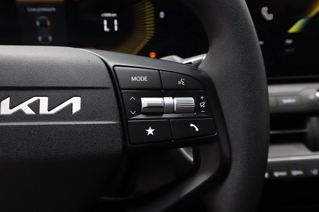 Used 2025 Kia K4 LXS image 28