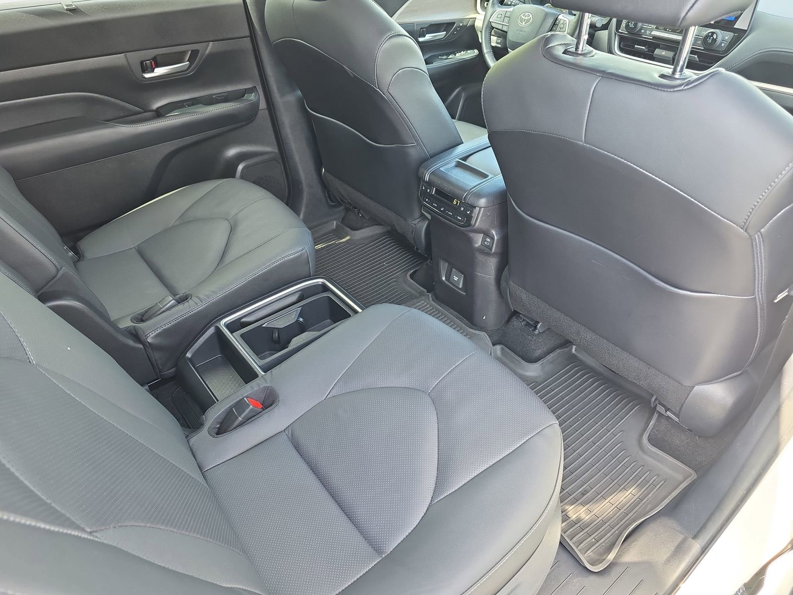 Used 2024 Toyota Grand Highlander AWD image 11