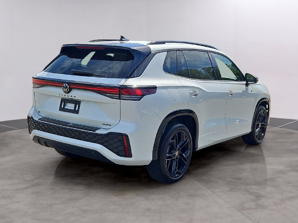 Certified 2026 Volkswagen Tiguan SE R-Line AWD/4WD image 4