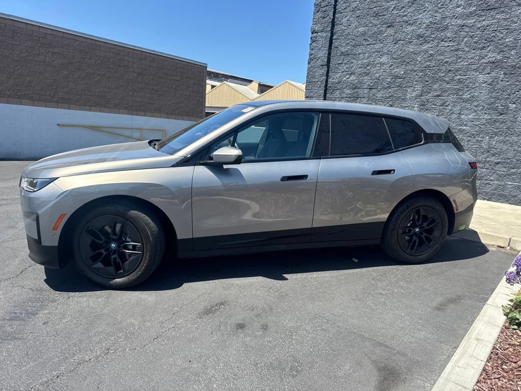 Used 2023 BMW iX xDrive50 AWD/4WD image 2