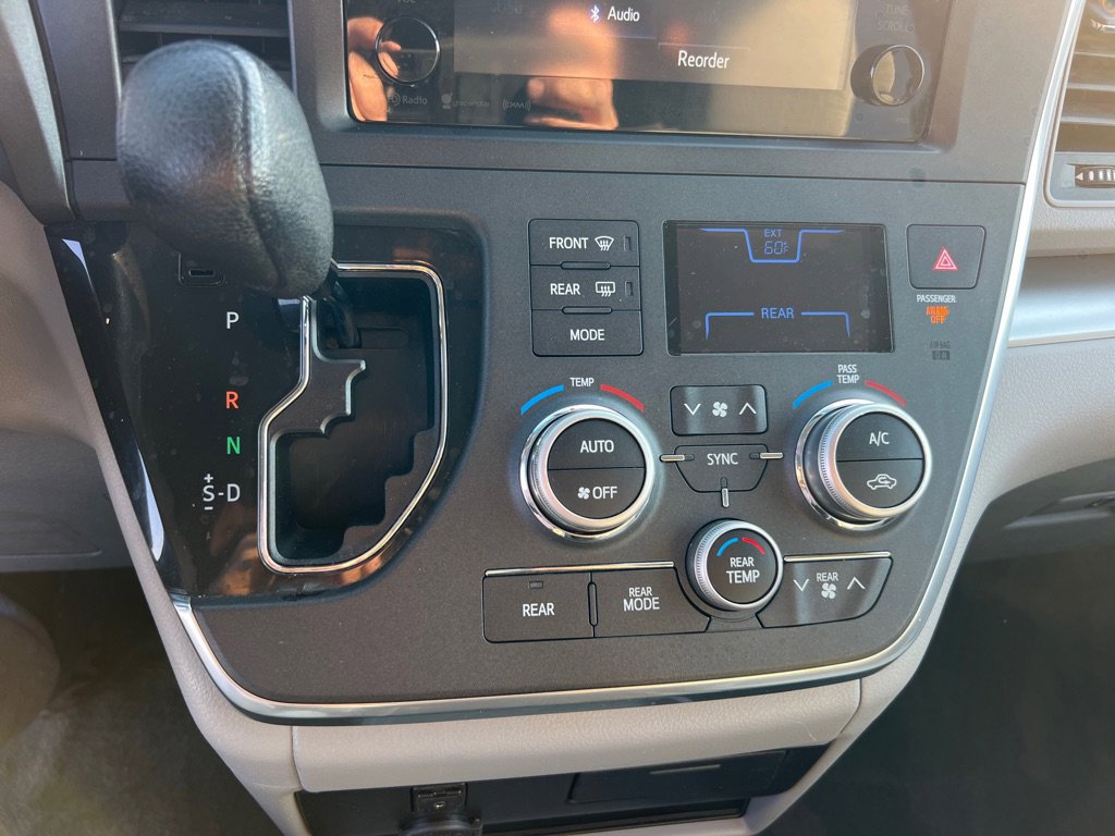 Used 2017 Toyota Sienna LE image 34