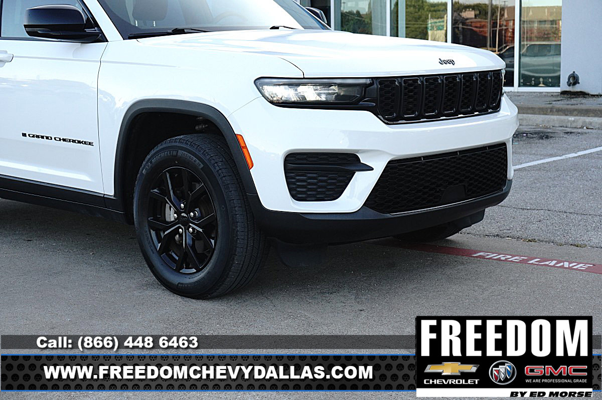 Used 2024 Jeep Grand Cherokee Altitude RWD image 39