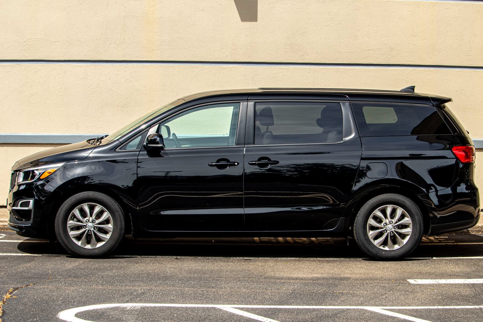 Used 2021 Kia Sedona LX FWD image 4