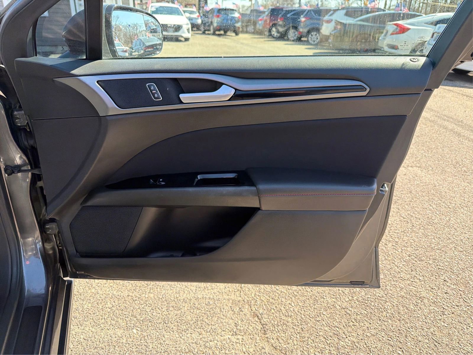 Used 2016 Ford Fusion SE image 25
