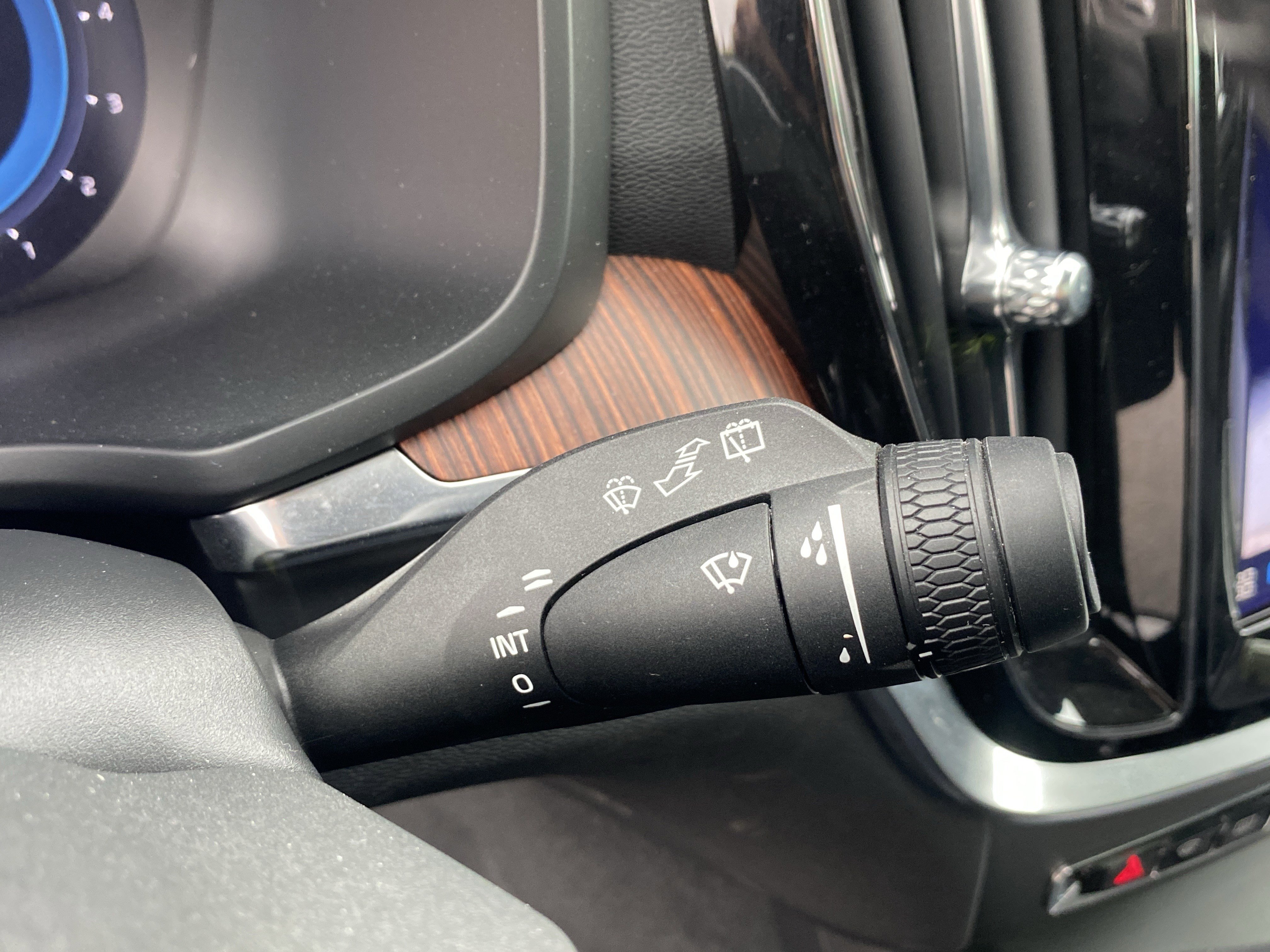 Used 2025 Volvo V60 B5 Cross Country Plus image 37