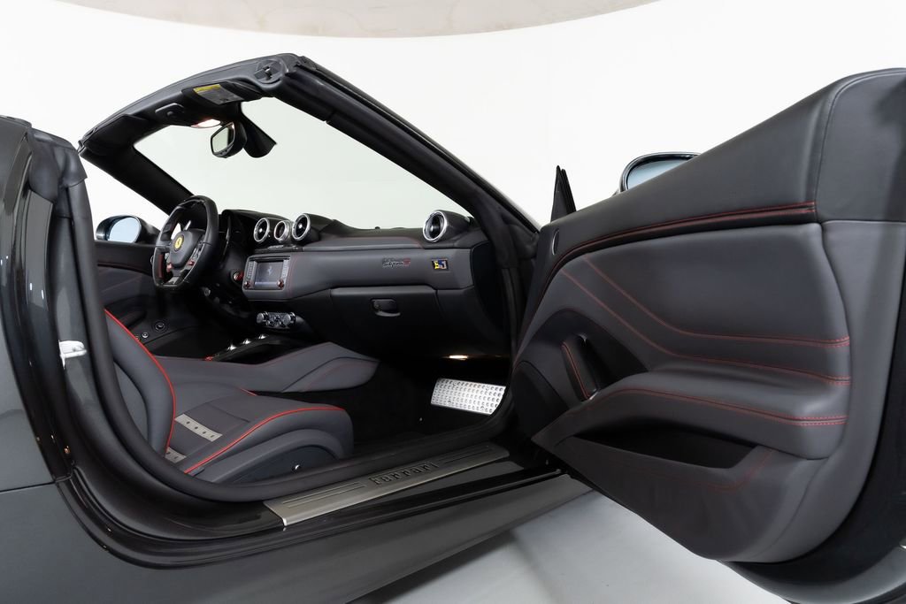 Used 2015 Ferrari California T RWD image 40