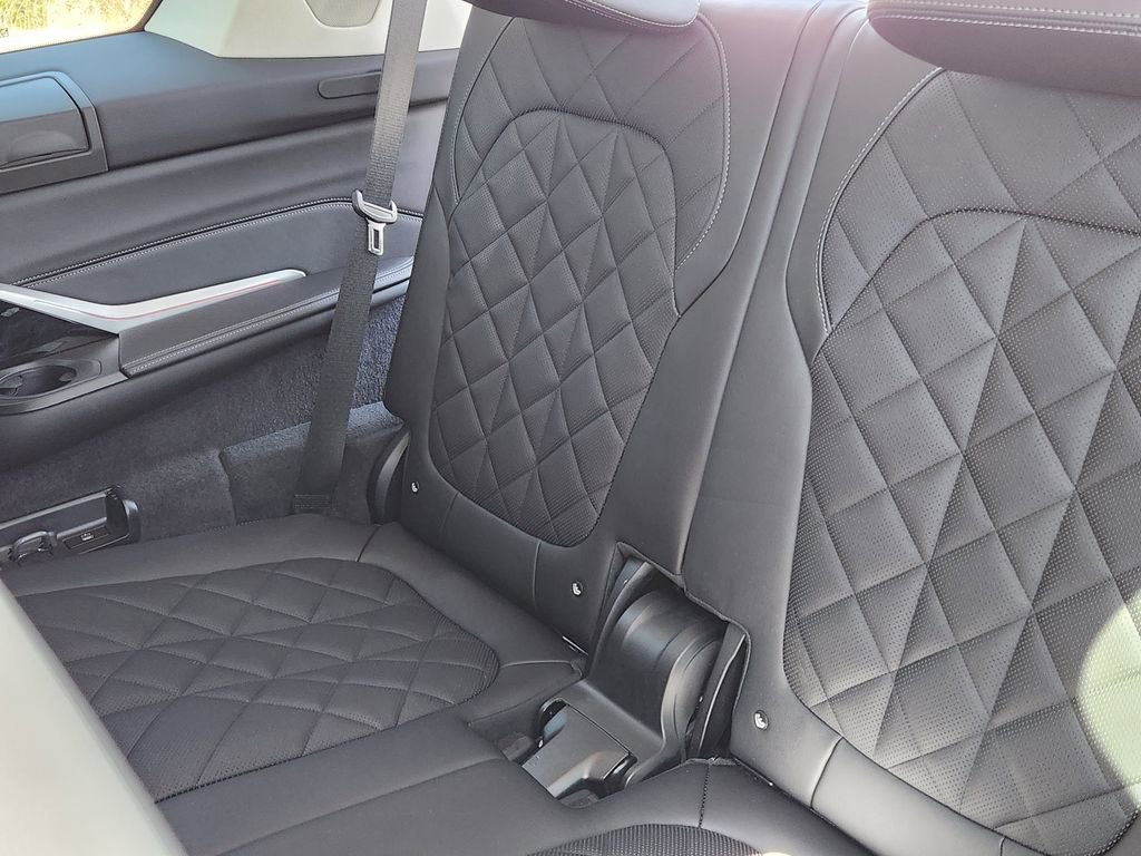 Used 2024 BMW X7 xDrive40i w/ Premium Package image 11