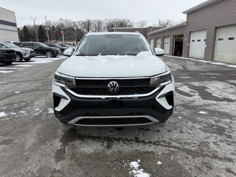 Used 2024 Volkswagen Taos SE image 2