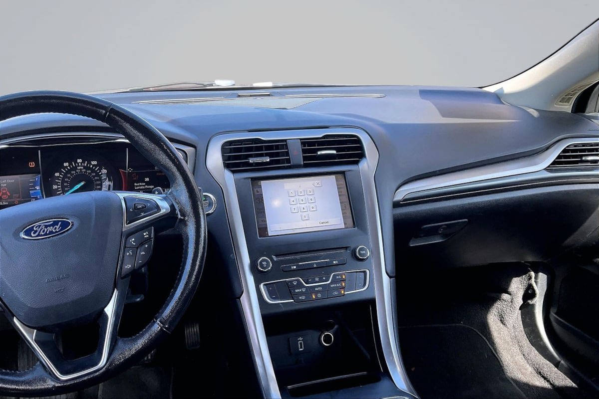 Used 2017 Ford Fusion SE w/ Equipment Group 201A FWD image 6