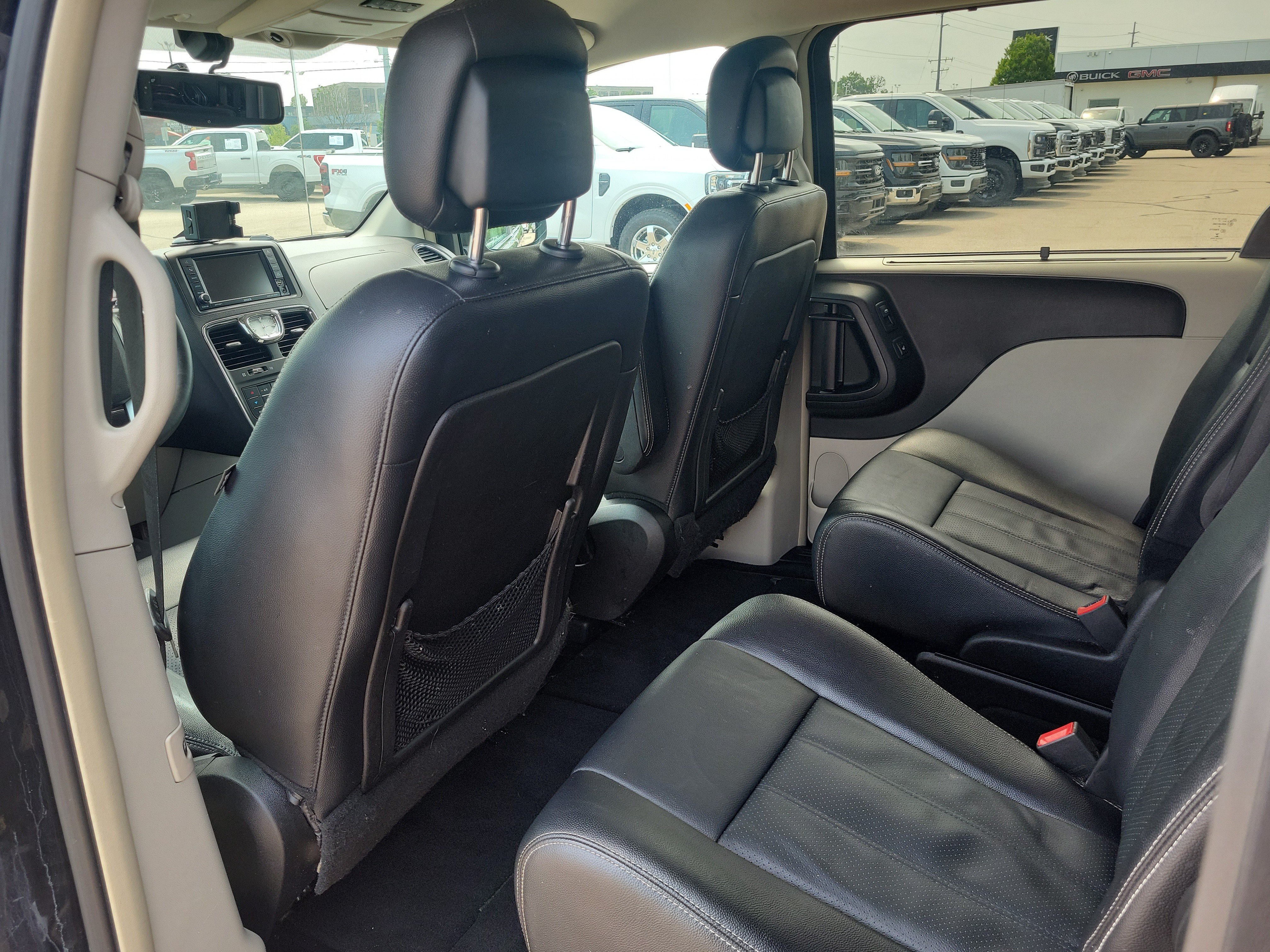 Used 2015 Chrysler Town & Country Touring-L w/ Driver Convenience Group FWD image 13