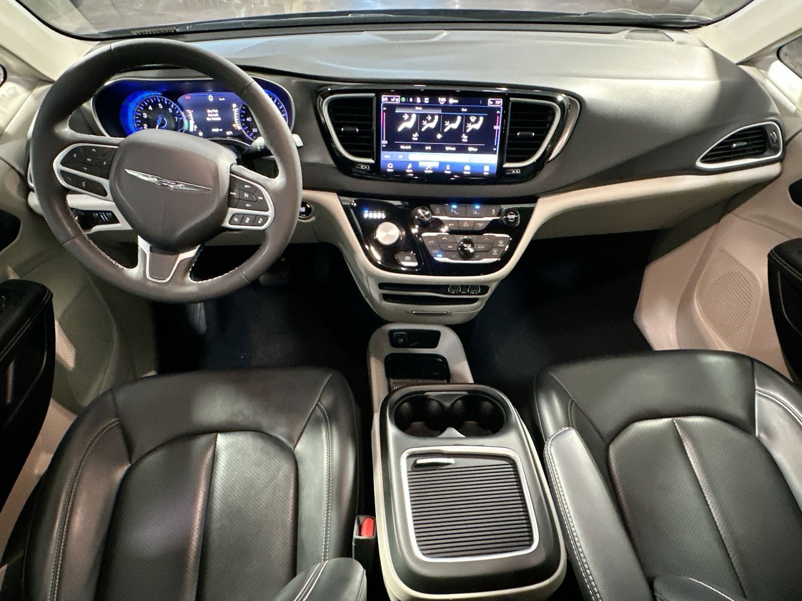 Used 2023 Chrysler Pacifica Touring-L image 32