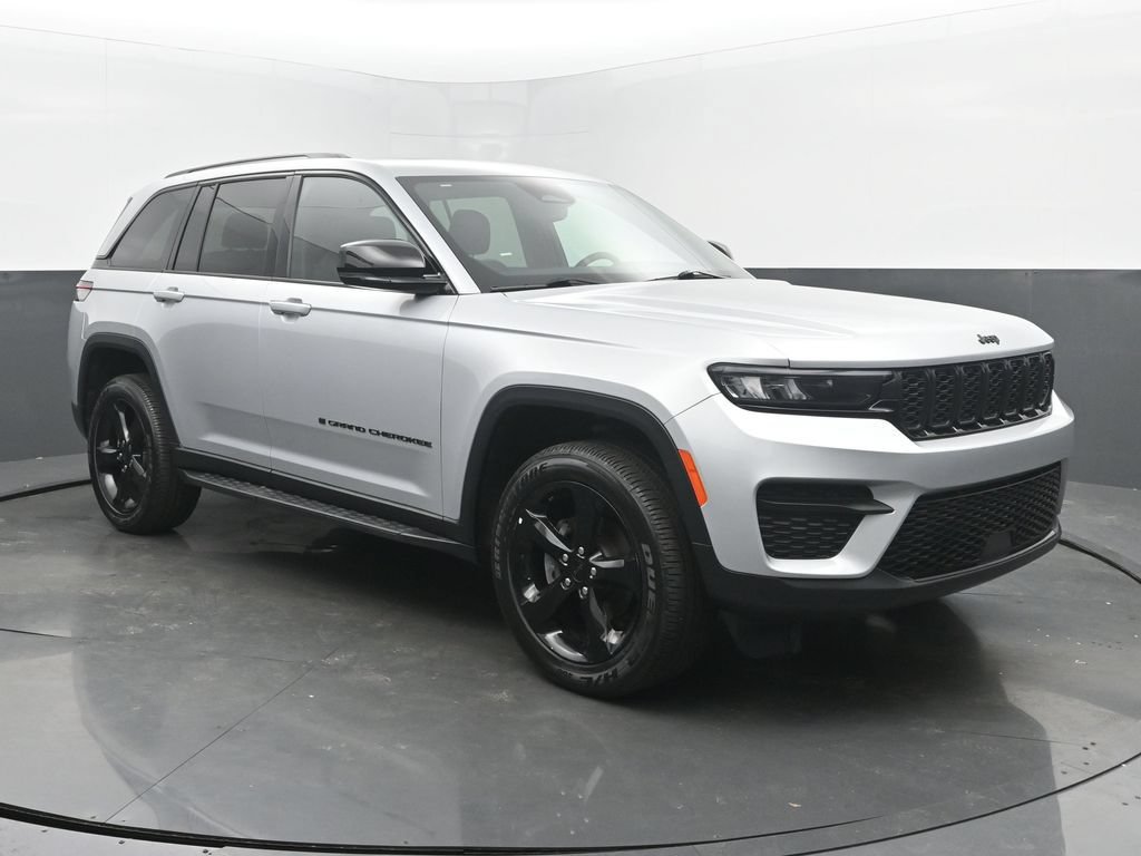 Used 2024 Jeep Grand Cherokee Altitude AWD/4WD image 7