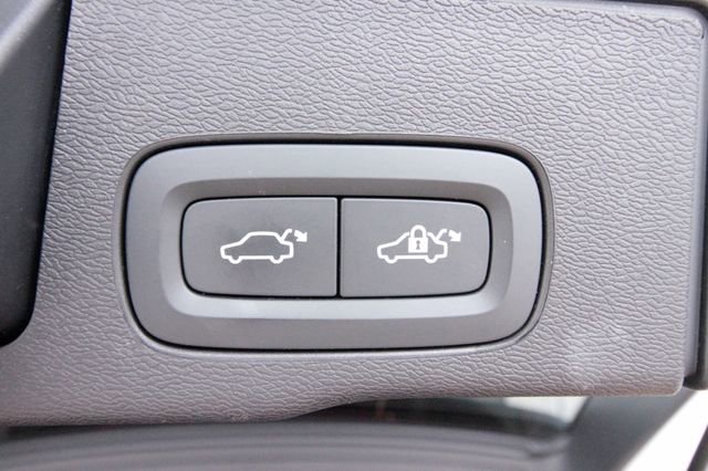 Certified 2025 Volvo XC60 B5 Plus image 34