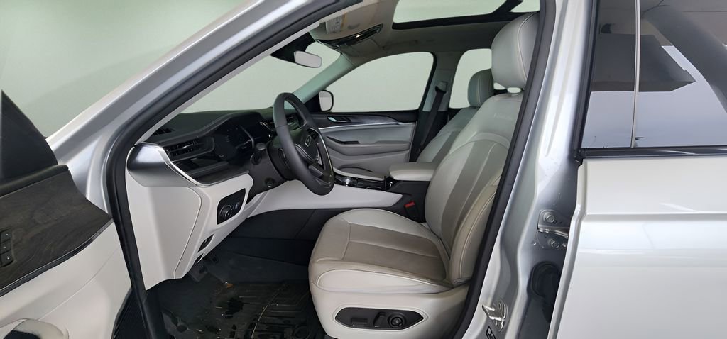 Used 2023 Jeep Grand Cherokee L Overland w/ Rear Seat Video Group I AWD/4WD image 18