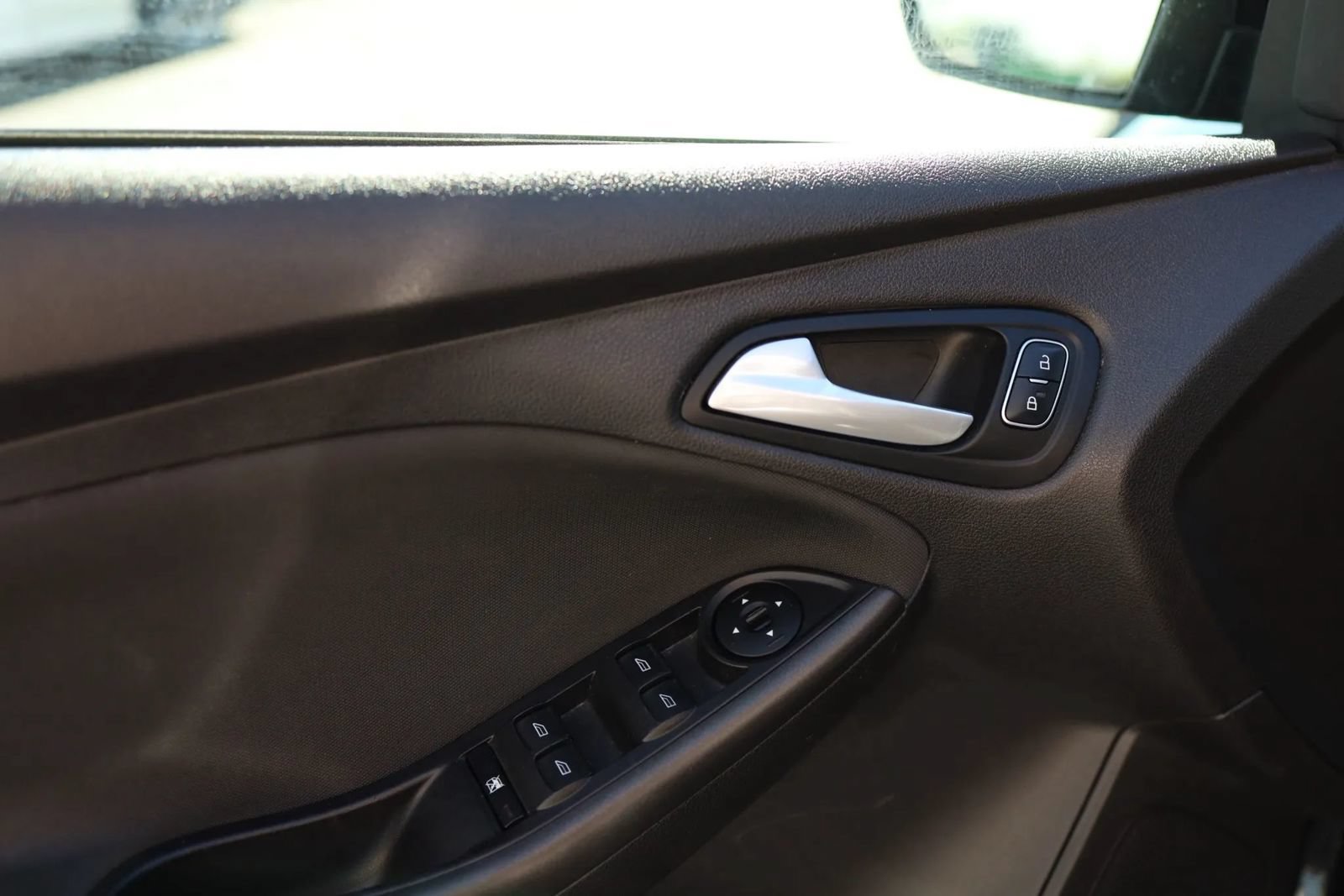 Used 2017 Ford Focus SEL w/ Cold Weather Package FWD image 10