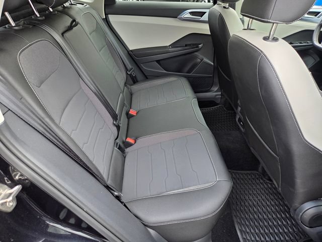 Certified 2025 Volkswagen Taos SE FWD image 15