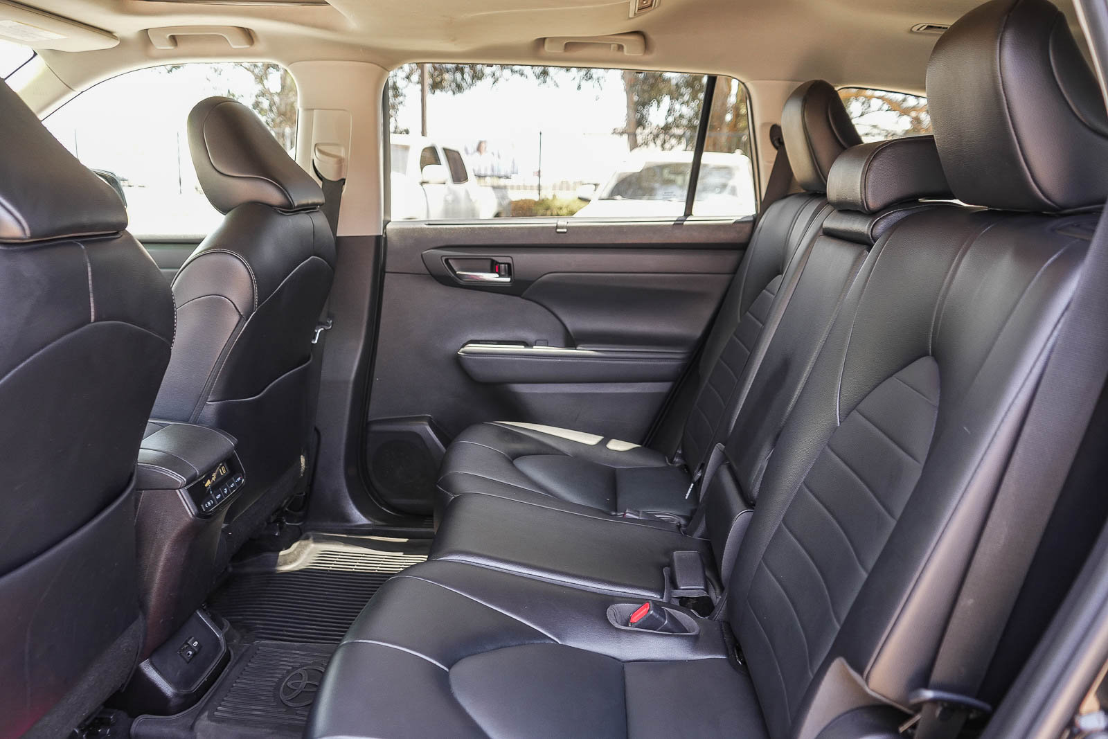 Used 2022 Toyota Highlander XLE FWD image 18