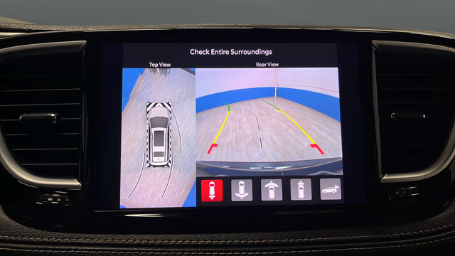 Used 2024 Chrysler Pacifica Premium FWD image 13