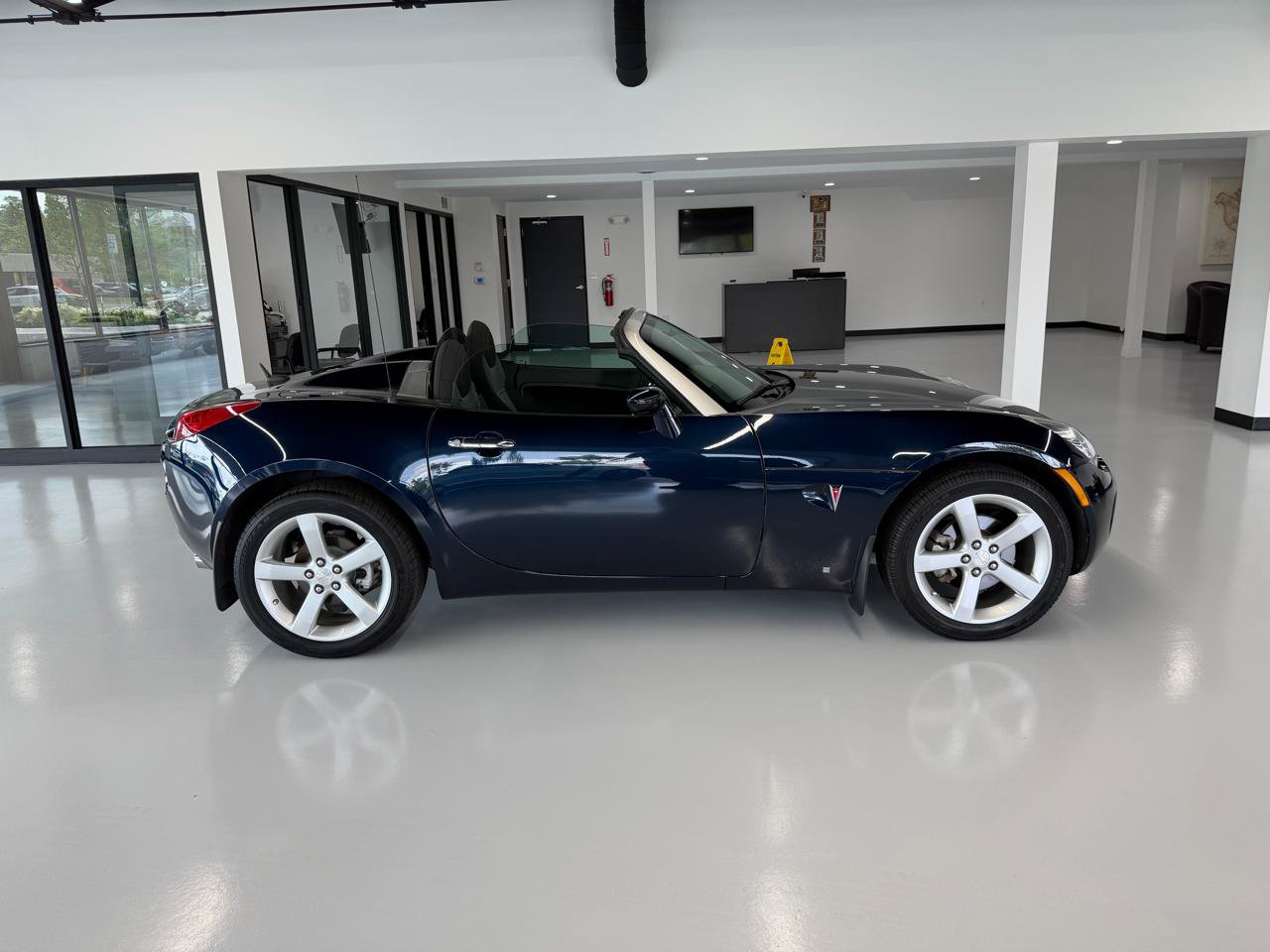 Used 2008 Pontiac Solstice Convertible w/ Preferred Package RWD image 11