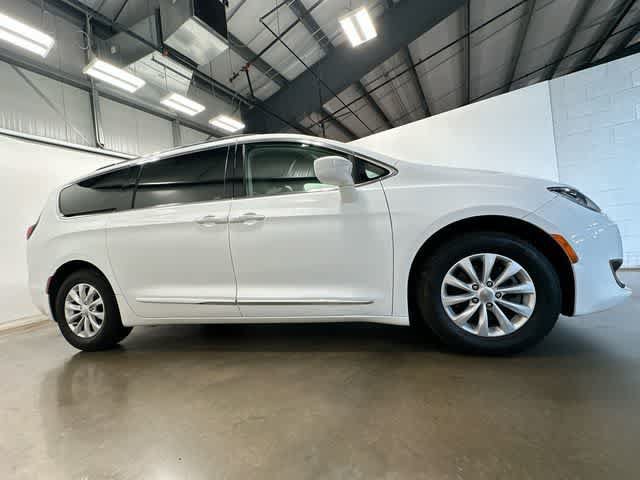 Used 2019 Chrysler Pacifica Touring-L FWD image 3