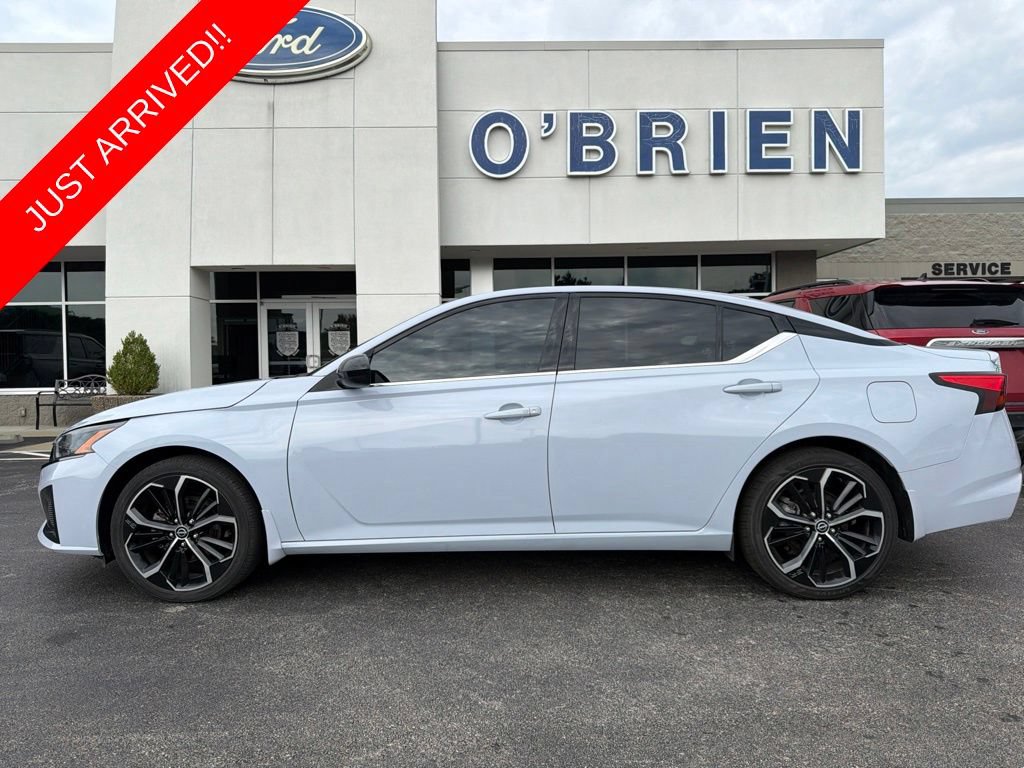 Used 2023 Nissan Altima 2.5 SR w/ SR Premium Package AWD/4WD image 1