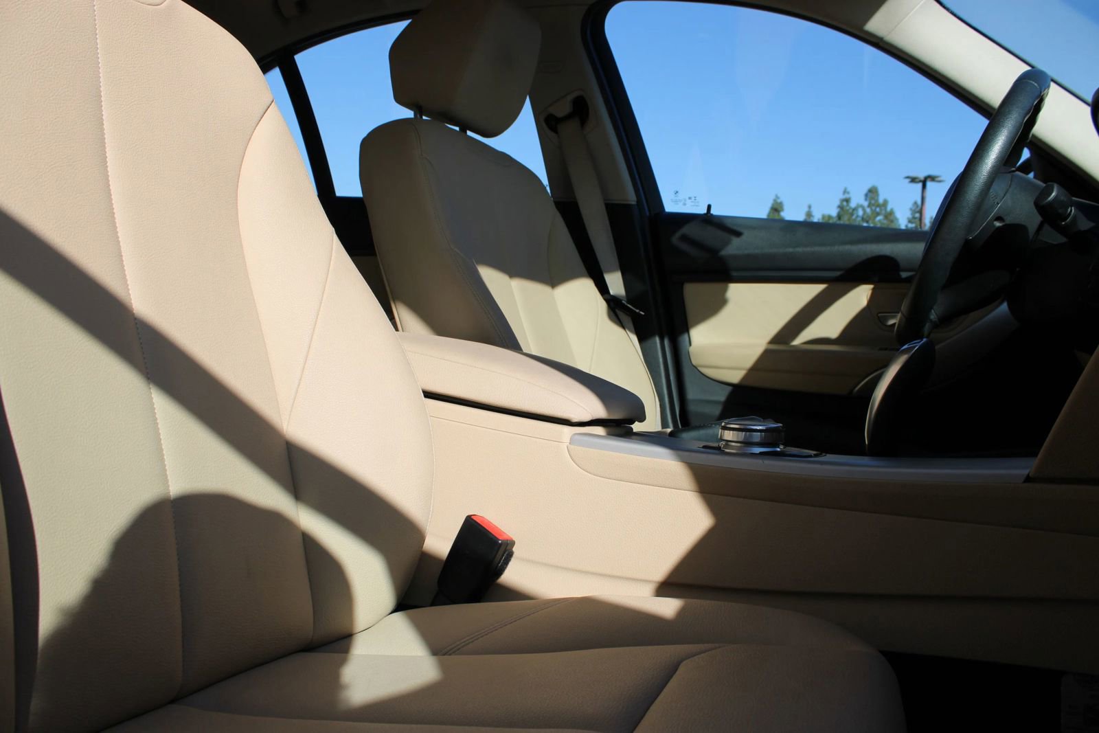 Used 2018 BMW 320i Sedan RWD image 13