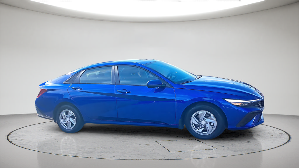 Used 2026 Hyundai Elantra SE FWD image 4