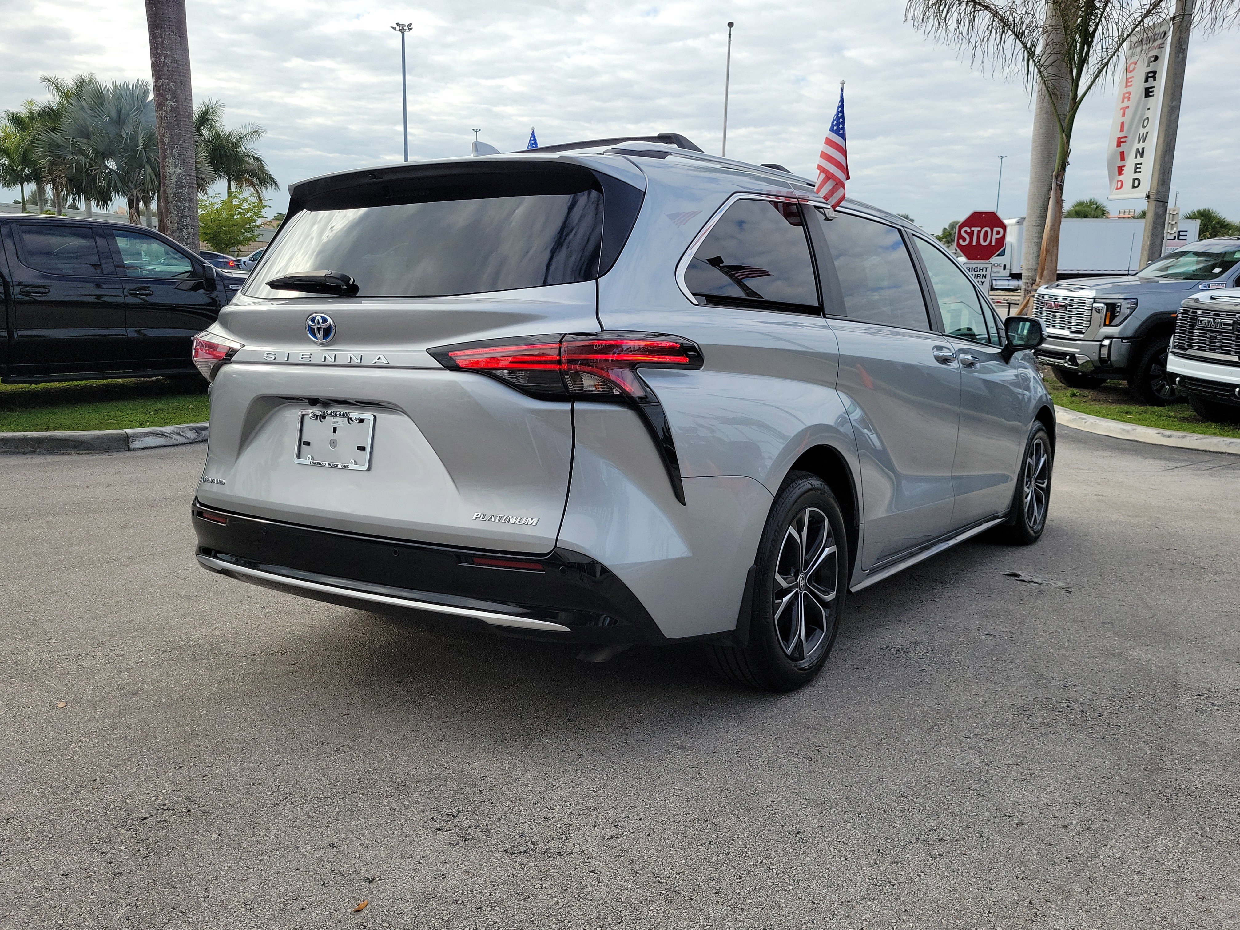 Used 2025 Toyota Sienna Platinum image 5