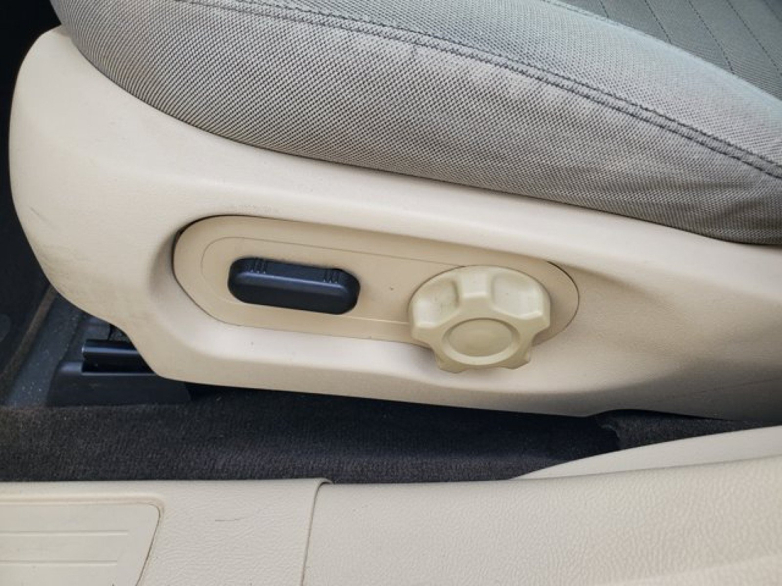 Used 2014 Ford Taurus SE FWD image 11