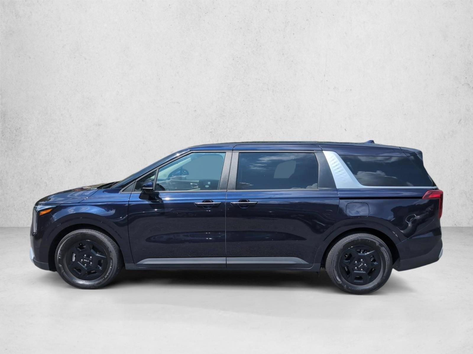 Used 2025 Kia Carnival FWD image 9