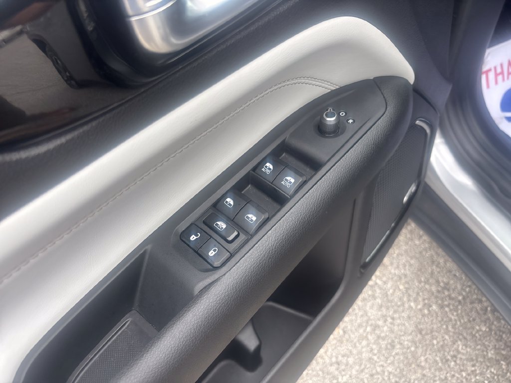 Used 2023 Jeep Compass Limited w/ Sun and Sound Group AWD/4WD image 16