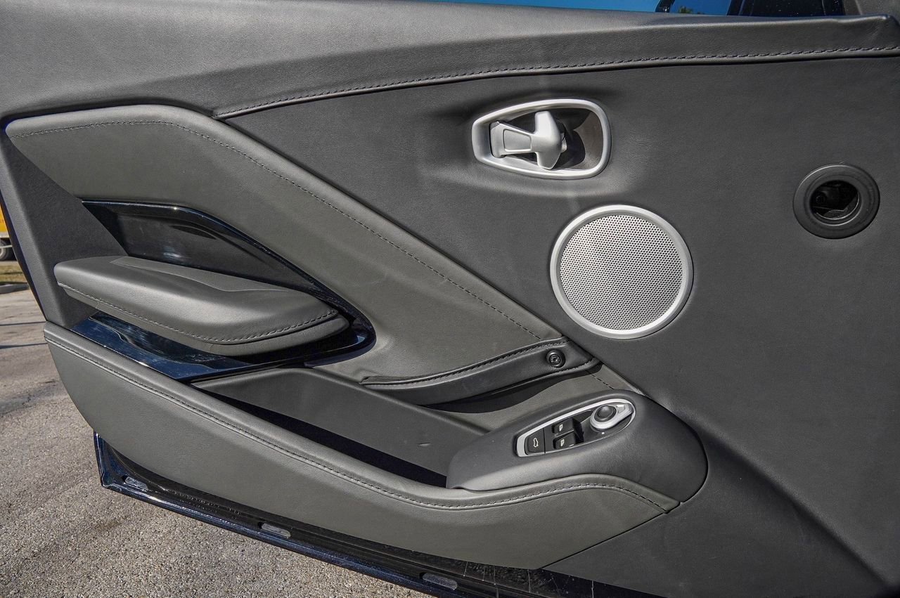 Used 2022 Aston Martin V8 Vantage Coupe image 35