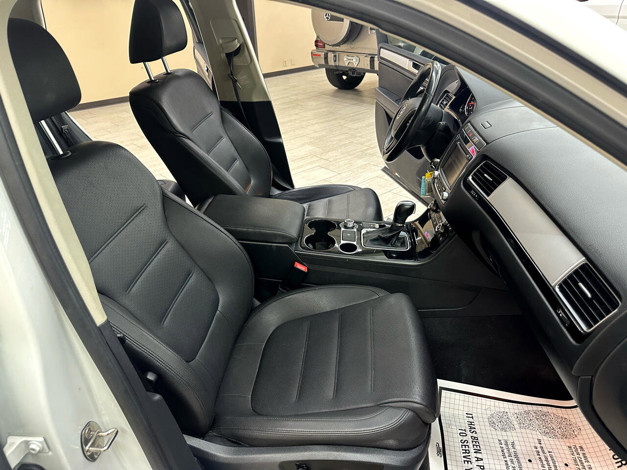 Used 2015 Volkswagen Touareg Sport image 38