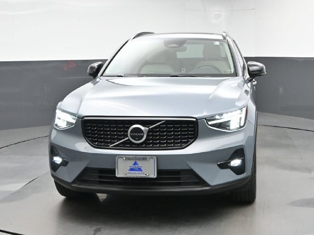 Used 2023 Volvo XC40 B5 Plus w/ Protection Package Premier AWD/4WD image 3