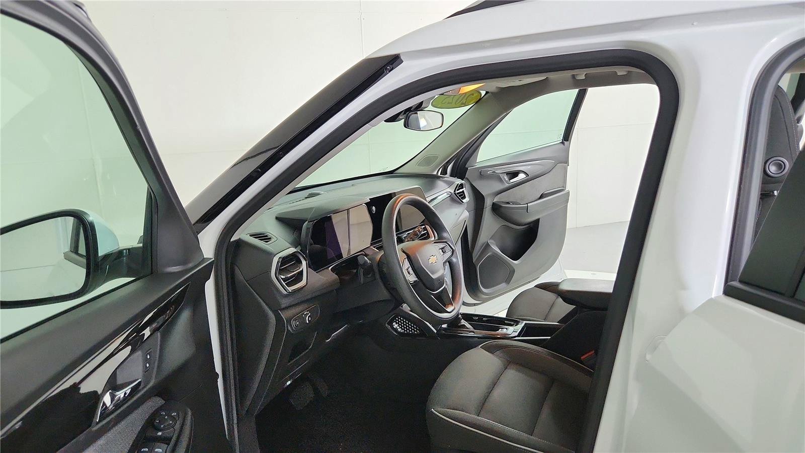 Used 2025 Chevrolet TrailBlazer LT FWD image 15