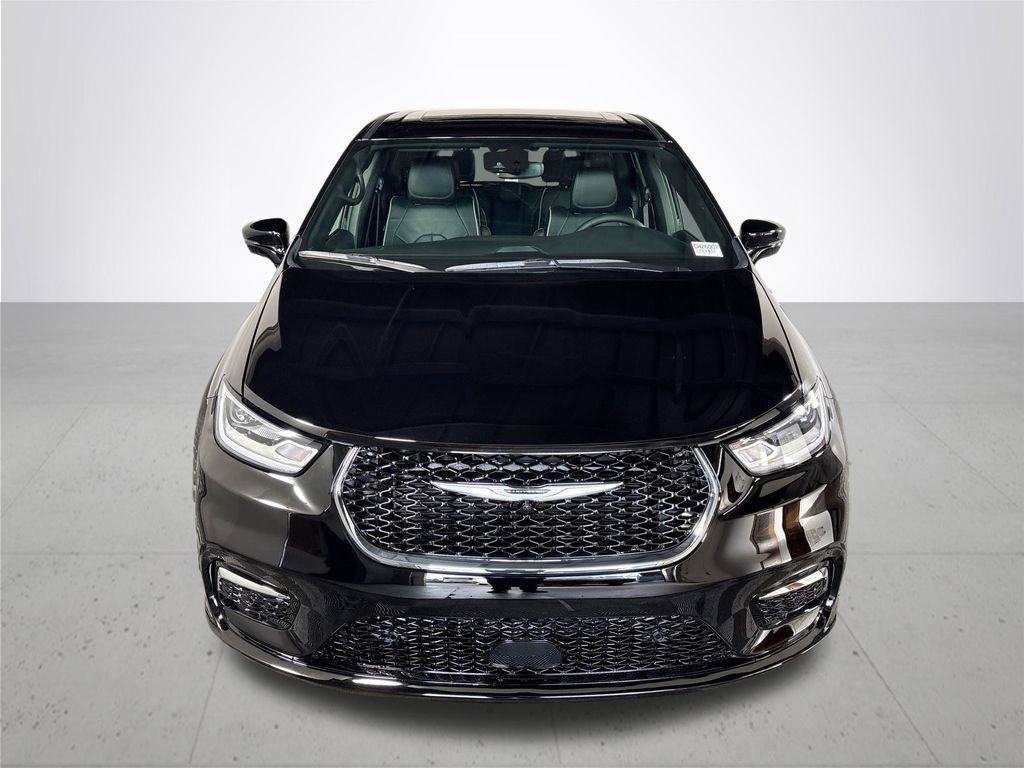 New 2026 Chrysler Pacifica Limited w/ Uconnect Theater Family Group image 3