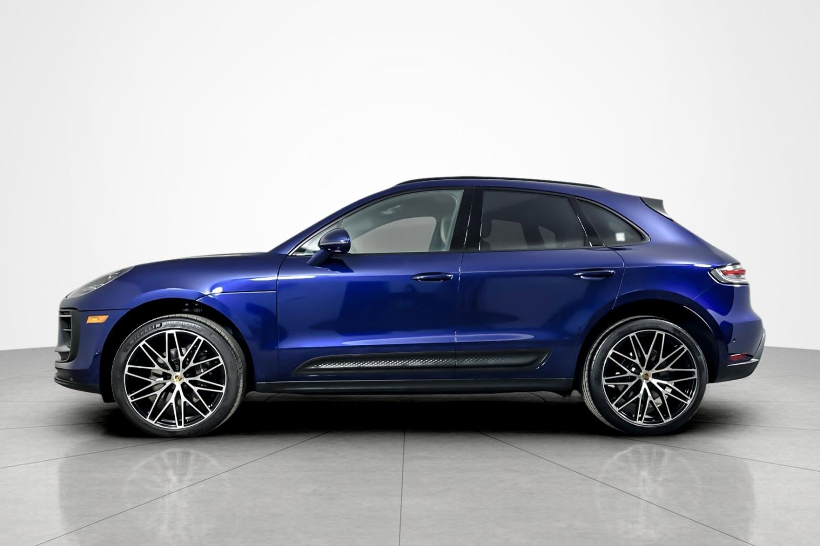 Used 2024 Porsche Macan Turbo image 2