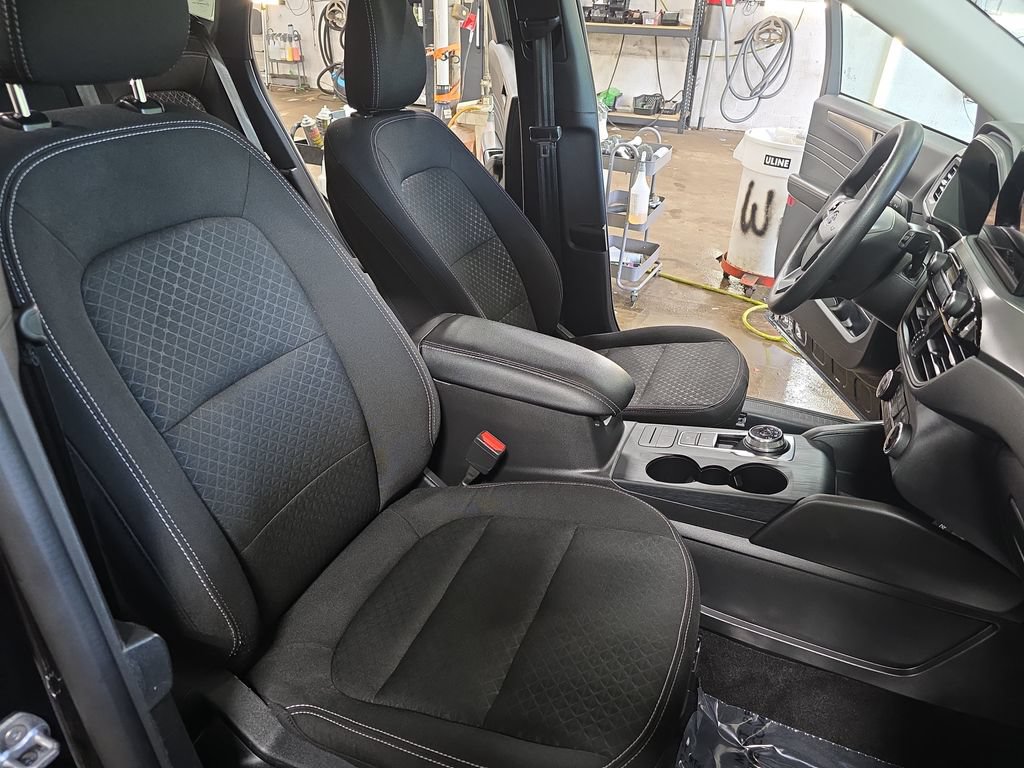 Used 2025 Ford Escape Active AWD/4WD image 10