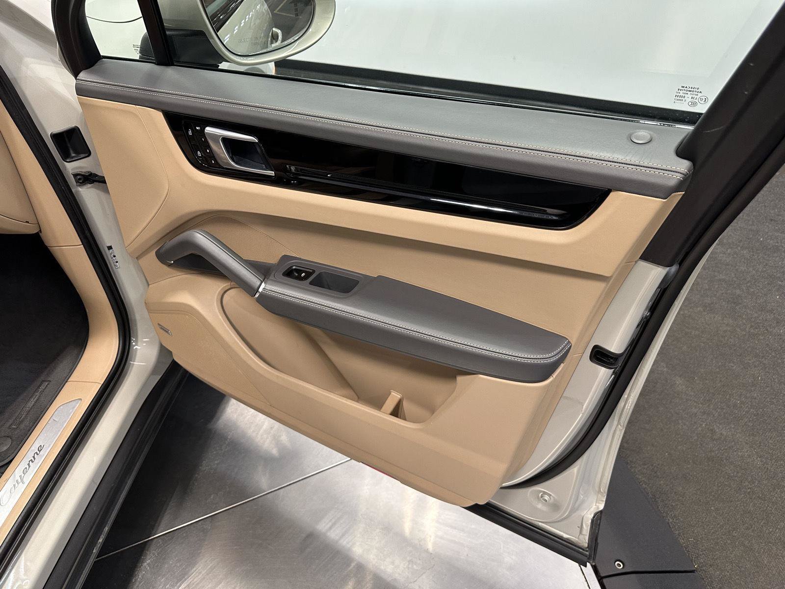 Used 2020 Porsche Cayenne AWD/4WD image 41