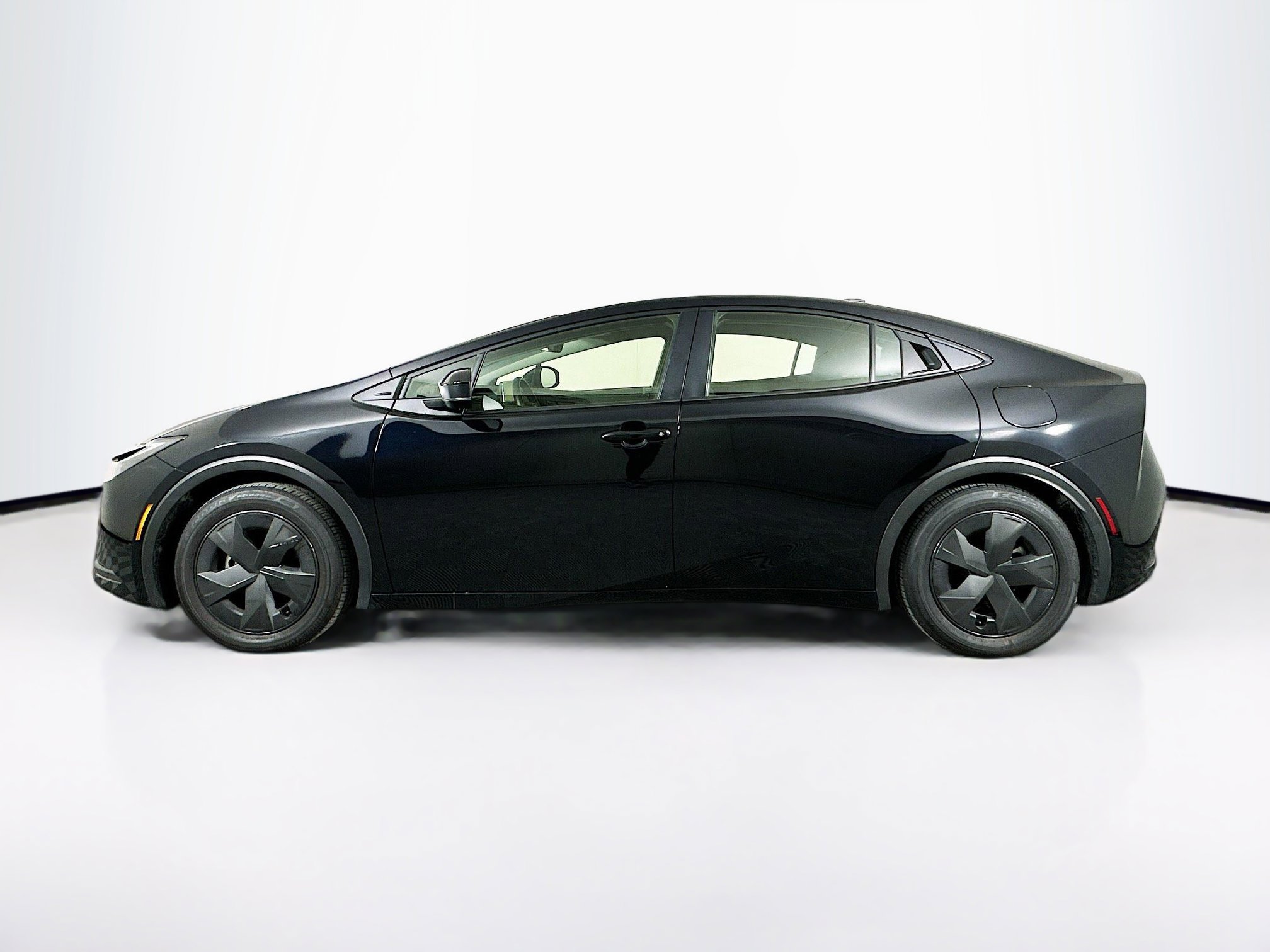 Used 2025 Toyota Prius LE image 4