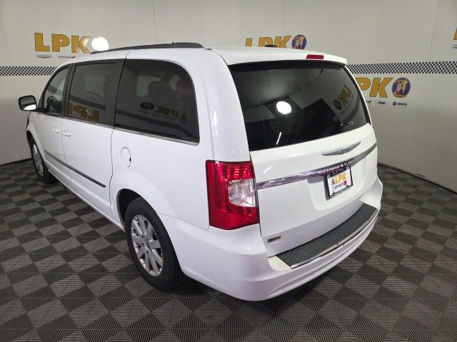 Used 2015 Chrysler Town & Country Touring image 6