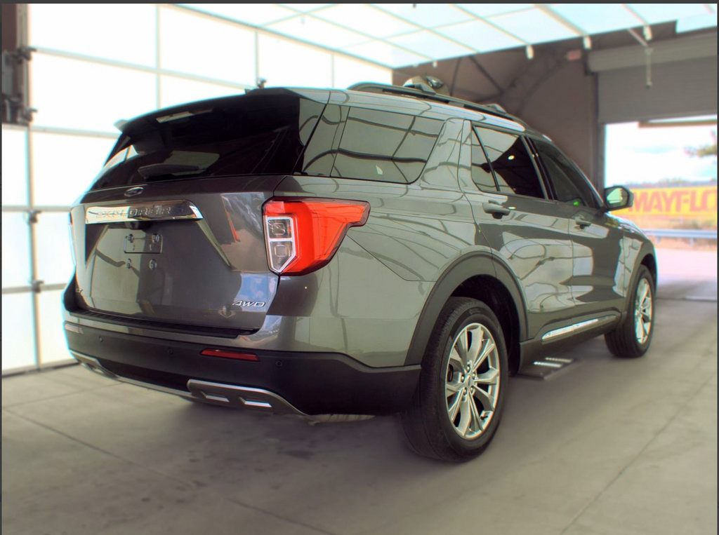 Used 2023 Ford Explorer XLT w/ Equipment Group 202A AWD/4WD image 4