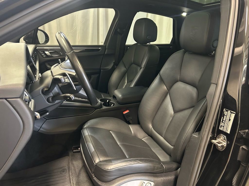 Certified 2023 Porsche Macan Turbo image 5