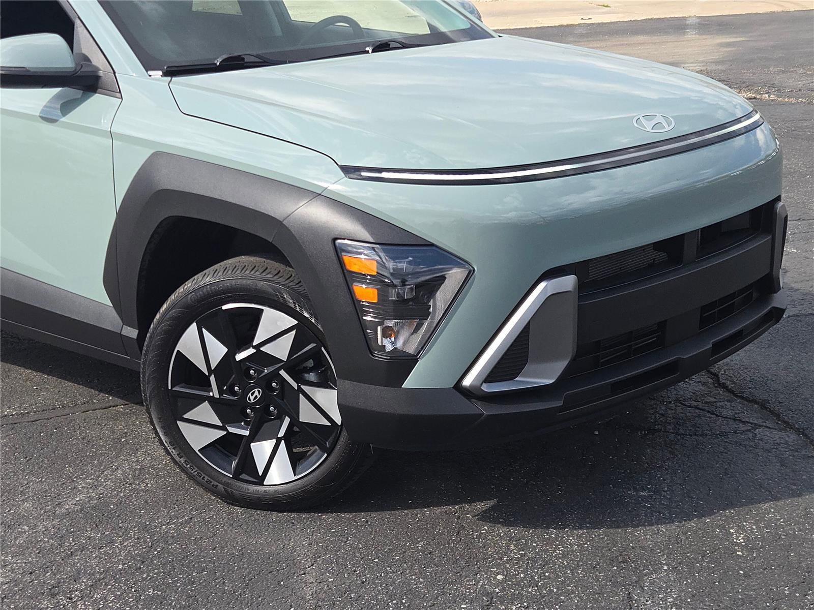 Used 2025 Hyundai Kona SEL AWD/4WD image 2