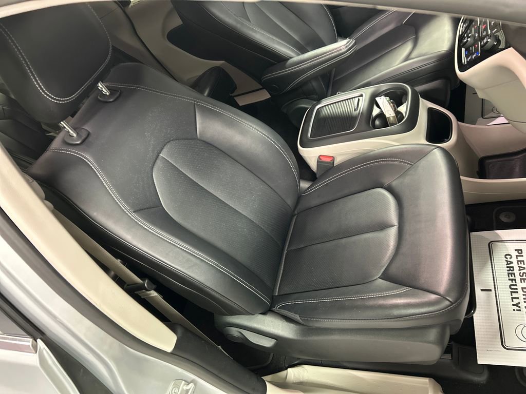 Used 2024 Chrysler Pacifica Touring-L FWD image 26