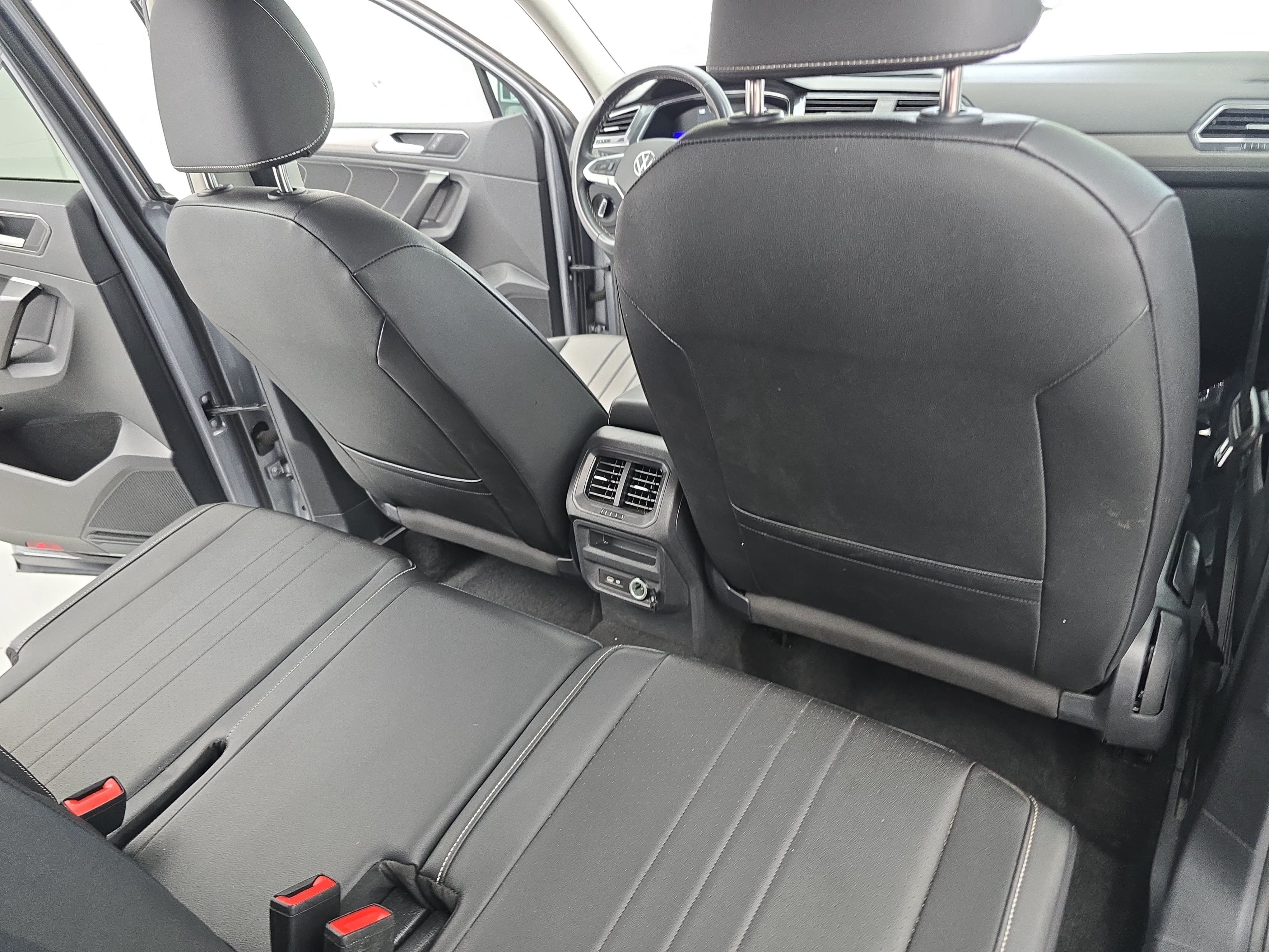 Used 2023 Volkswagen Tiguan SE FWD image 11